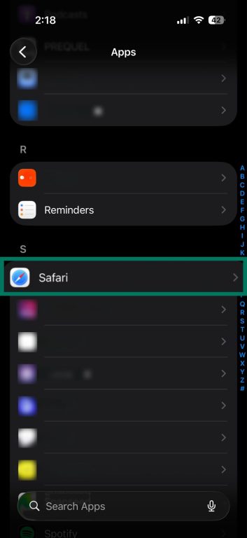 Apps list in iPhone Settings with Safari highlighted.